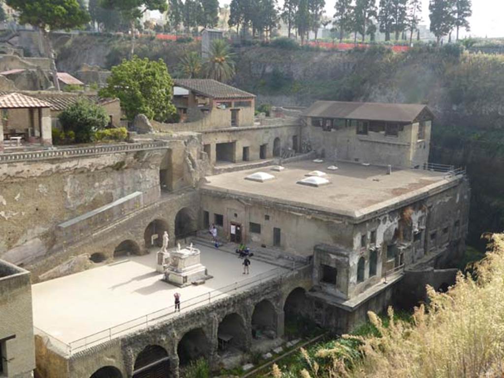 Ins. Orientalis I, 1a, Herculaneum, October 2014. Looking north-east from access road.
At the top of the photo on the left is the House of the Stags or Deer.
In the centre of the upper photo are the upper rooms forming the House of the Gem, beneath this is a terrace with rooms opening onto it.
These now form the House of M. Pilius Primigenius Granianus.
In the upper right are the tower rooms of the House of the Telephus Relief.
Beneath these are the Suburban Baths. Photo courtesy of Michael Binns.